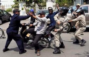 A man blinded the court not to see those violent chasers on a motorist. Photo courtesy: Facebook