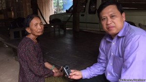 Im Chaem, the former Khmer Rouge secretary of Preah Net Preah district, with VOA Khmer's reporter Sok Khemara in her home, in Oddar Meanchey, on August 11, 2015. (Photo: VOA Khmer)